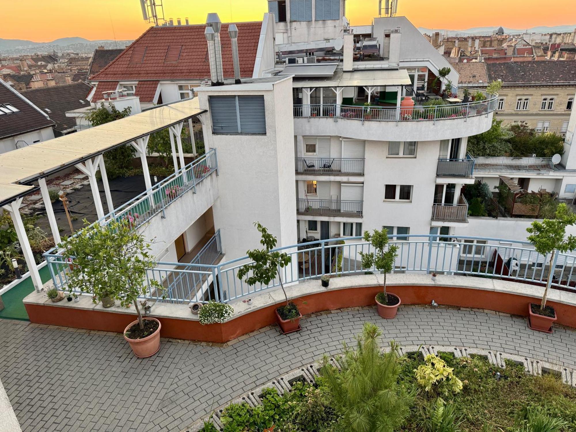 Rooftop City Residence With Underground Parking — Photos 2